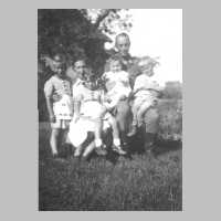 110-0066 Erich Zeiger aus Warnien mit seiner Familie im Garten. Es war sein letzter Heimaturlaub. Wenige Wochen spaeter, im September 1943, ist er gefallen.jpg